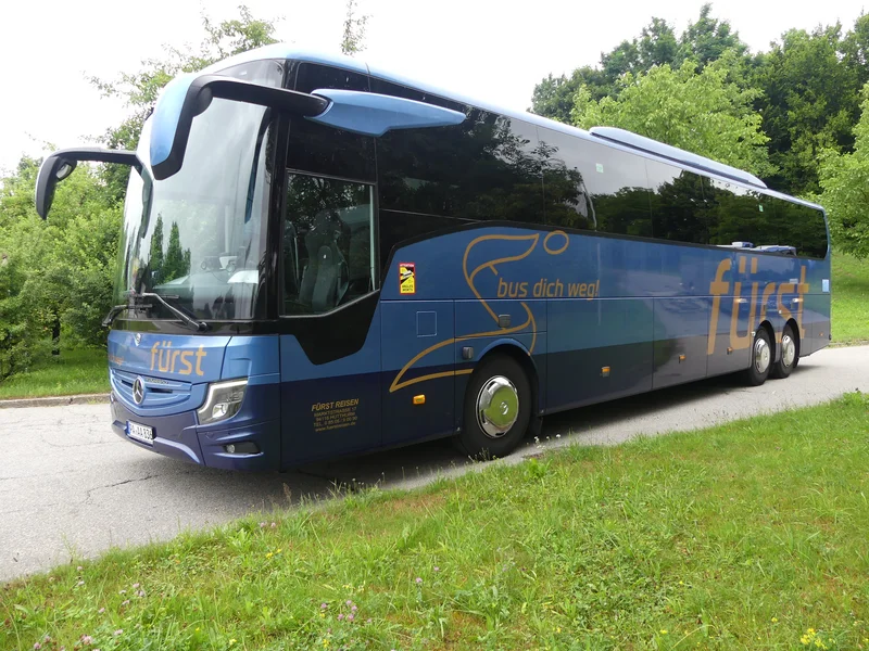 Reisebus mit 57 Sitzplätzen / Bild 1