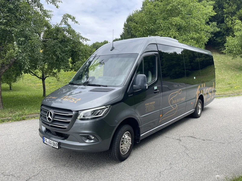 Kleinbus mit 19 Sitzplätzen / Bild 1