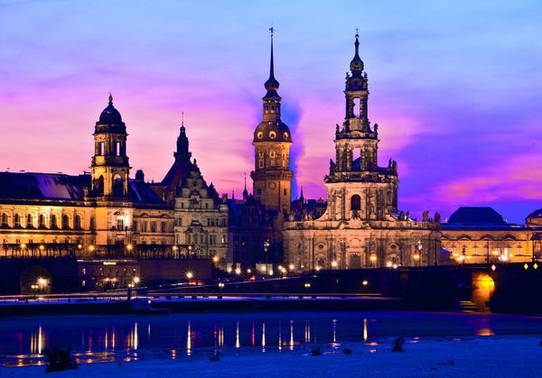 Sie liegt im Stadtzentrum in der Altstadt und erstreckt sich über etwa 500 Meter entlang der Elbe zwischen der Augustusbrücke und der Carolabrücke. Die Brühlsche Terrasse wird auch als Balkon Europas bezeichnet. Der Begriff wurde zu Beginn des 19. Jah